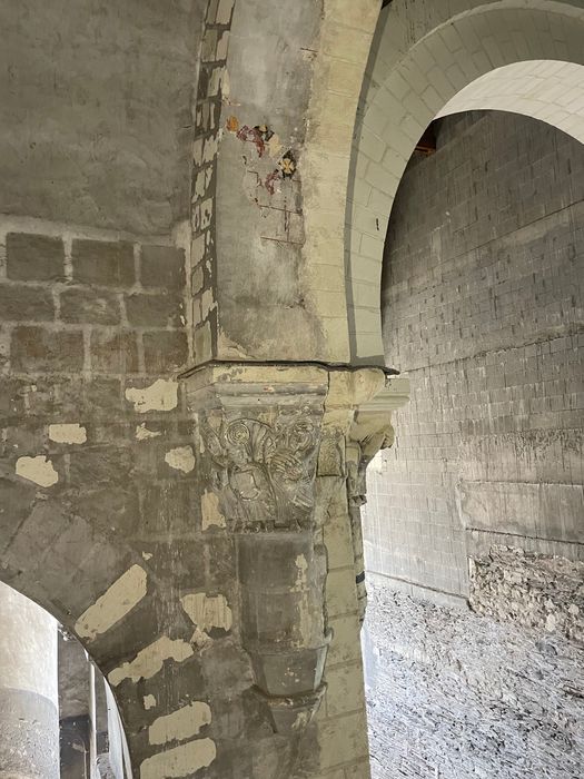 église abbatiale, transept nord, détail d’un chapiteau