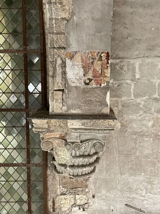 église abbatiale, transept nord, détail d’un chapiteau