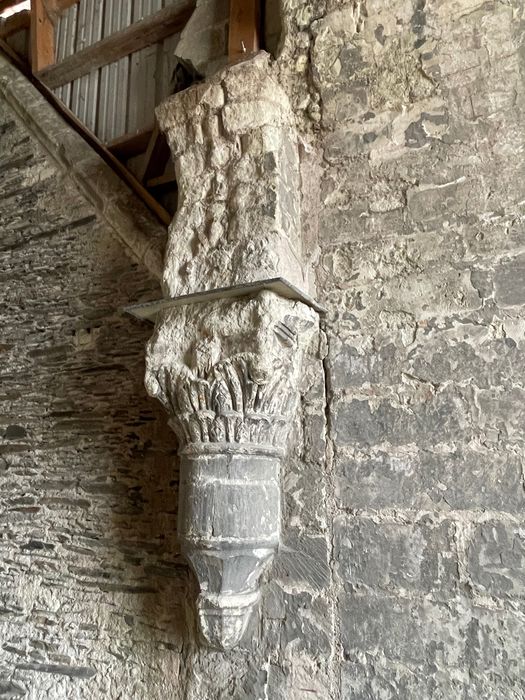 église abbatiale, transept sud, détail d’un chapiteau