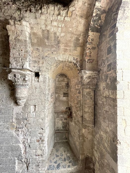 église abbatiale, transept sud, détail de deux chapiteaux