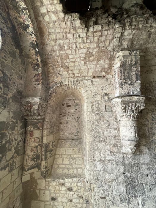 église abbatiale, transept sud, détail de deux chapiteaux