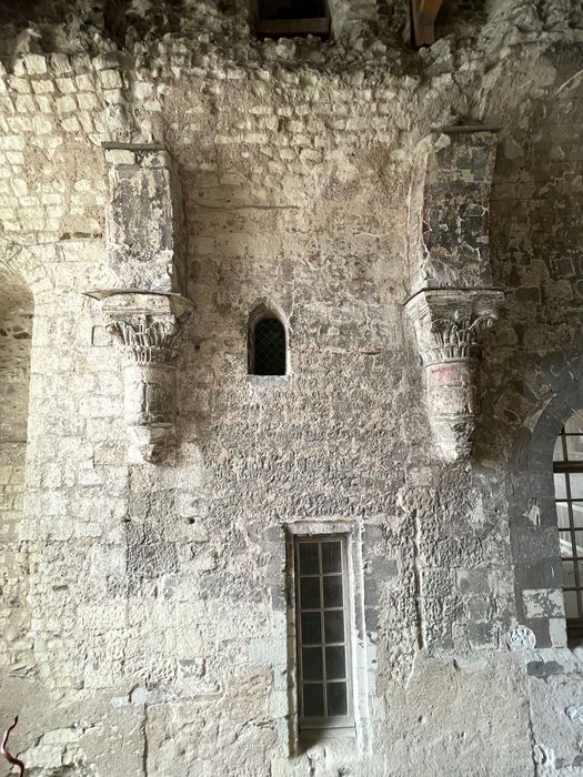 église abbatiale, transept sud, détail de deux chapiteaux