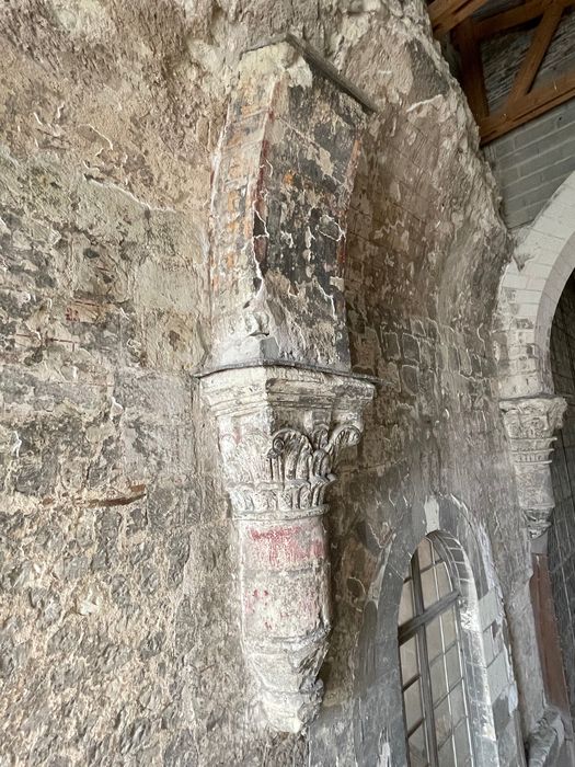 église abbatiale, transept sud, détail d’un chapiteau