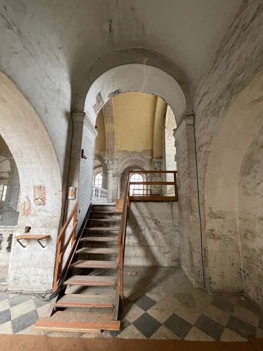 église abbatiale, tribune est, travée 1