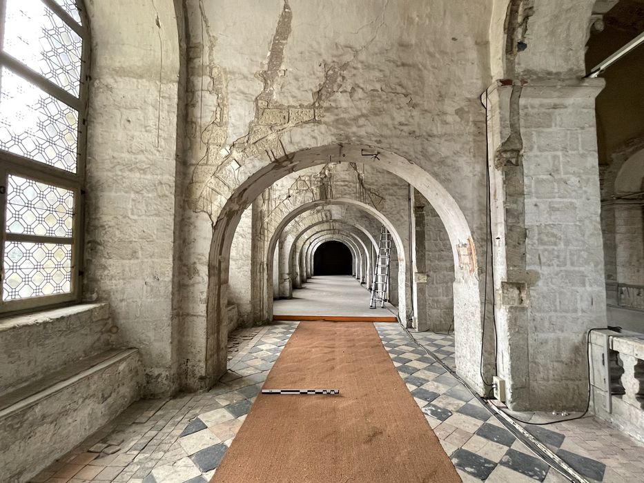 église abbatiale, tribune est, travée 2