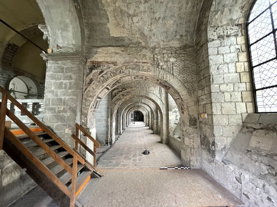 église abbatiale, tribune ouest, travée 1