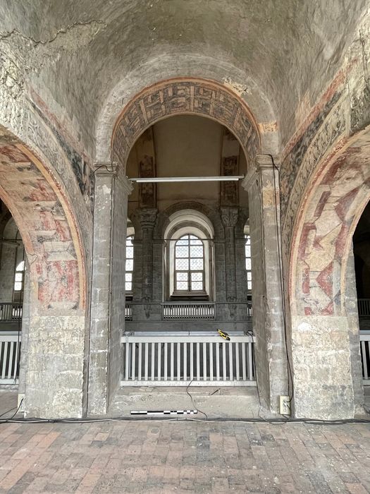 église abbatiale, tribune ouest, travée 7, peintures monumentales (fragments), vue partielle