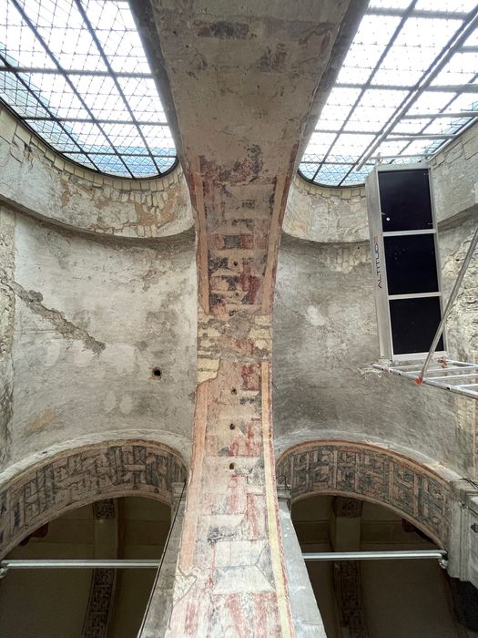 église abbatiale, tribune ouest, travée 7, peintures monumentales (fragments), vue partielle