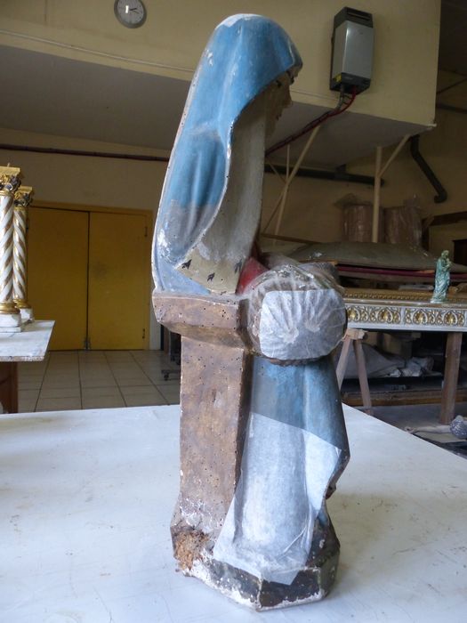 groupe sculpté : Vierge de Pitié, profil droit