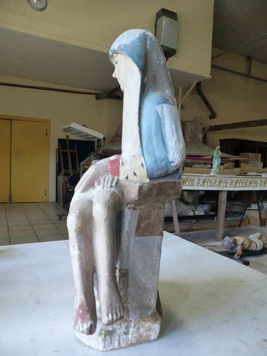 groupe sculpté : Vierge de Pitié, profil gauche