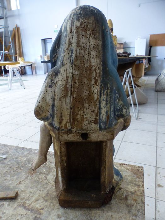 groupe sculpté : Vierge de Pitié (revers)