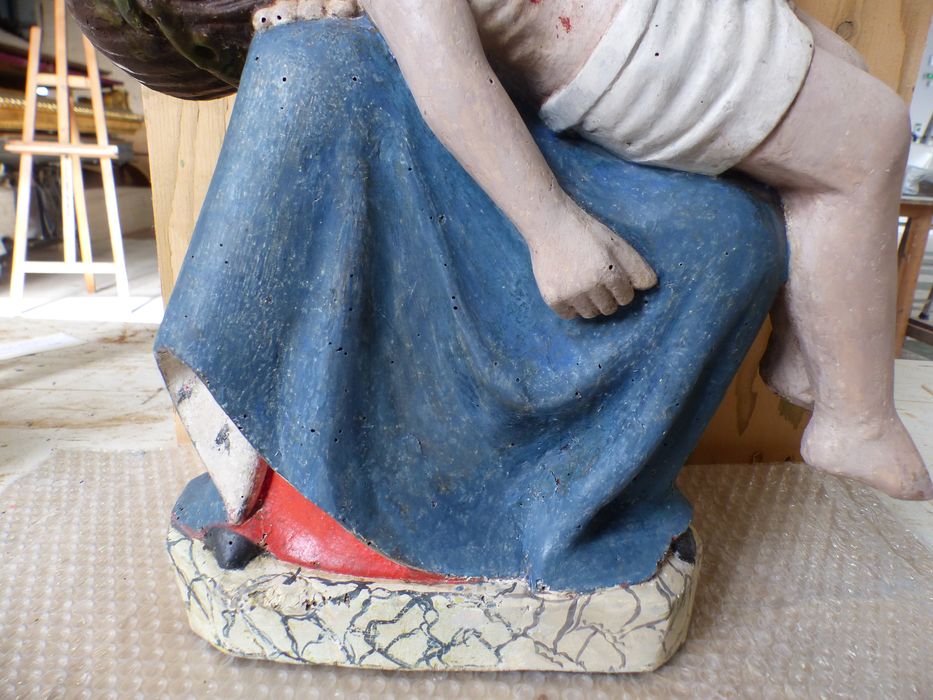 groupe sculpté : Vierge de Pitié, détail