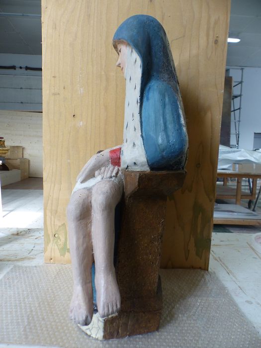groupe sculpté : Vierge de Pitié, profil gauche