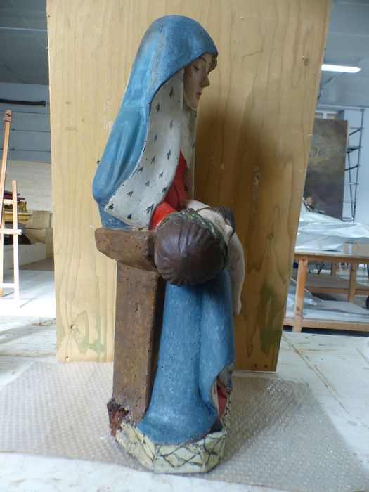 groupe sculpté : Vierge de Pitié, profil droit