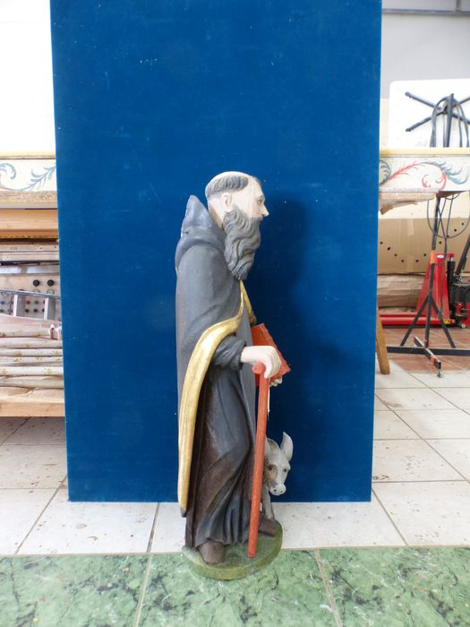 statue : Saint Antoine, profil droit