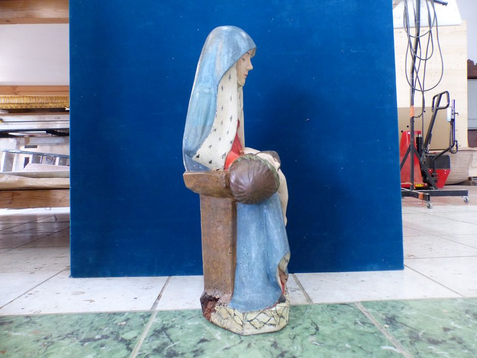 groupe sculpté : Vierge de Pitié, profil droit