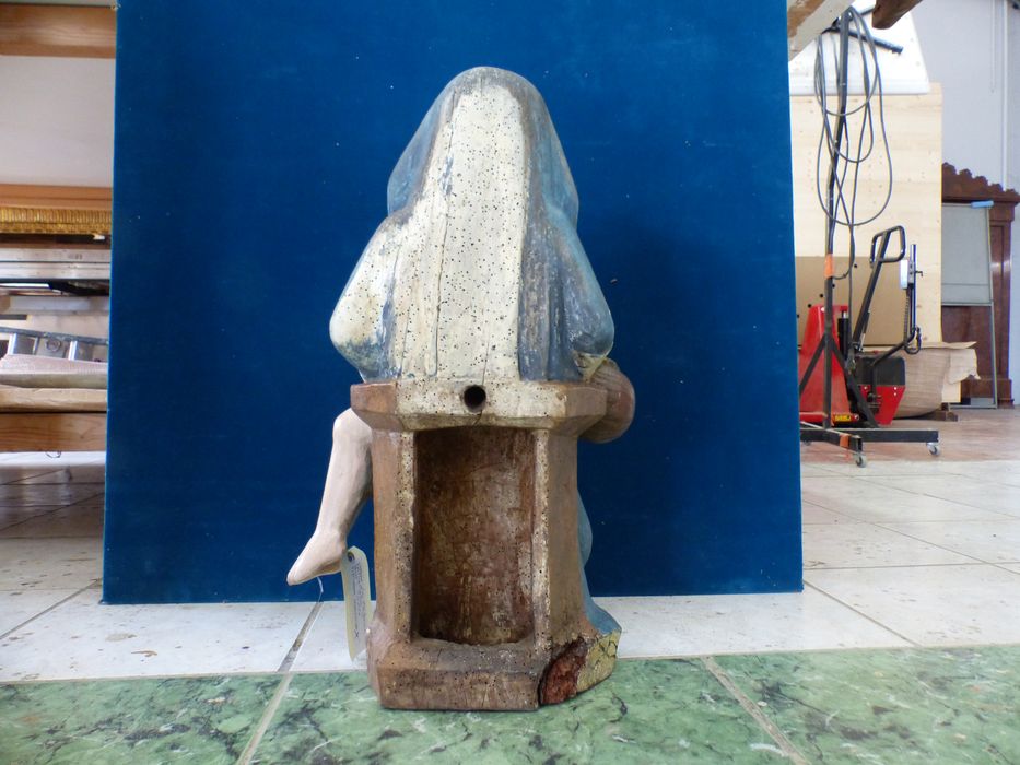 groupe sculpté : Vierge de Pitié (revers)