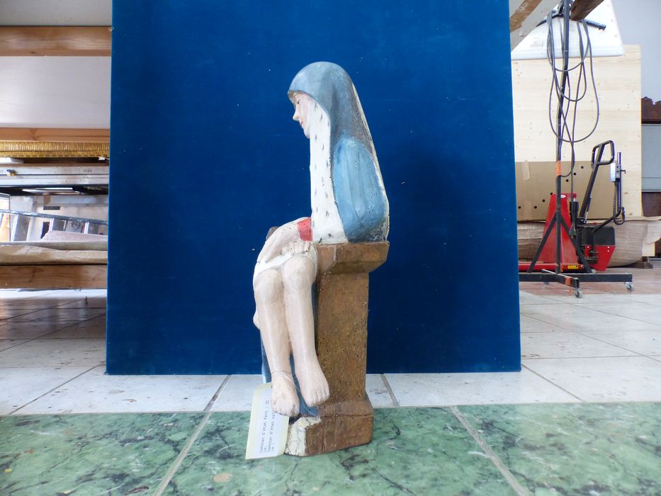 groupe sculpté : Vierge de Pitié, profil gauche