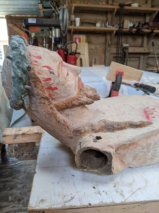 statue : Christ en croix, vue partielle