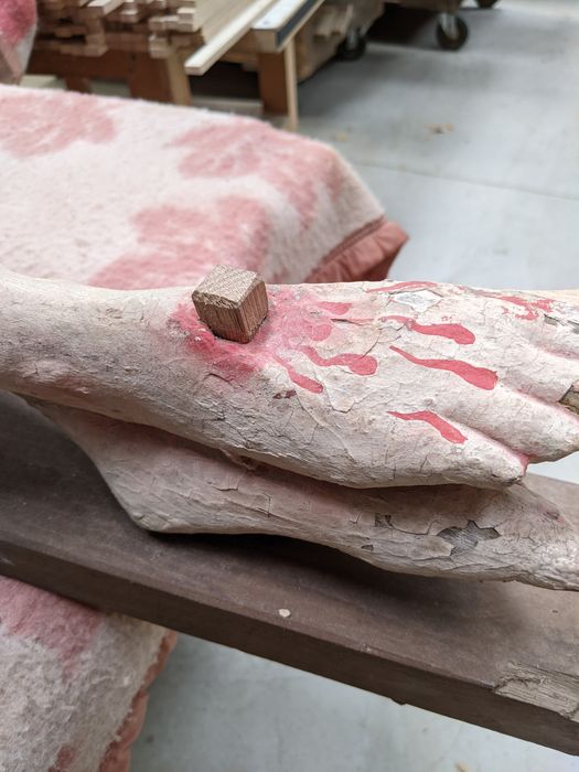 statue : Christ en croix, détail