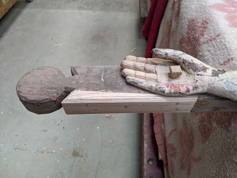 statue : Christ en croix, détail