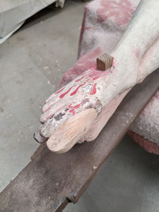 statue : Christ en croix, détail