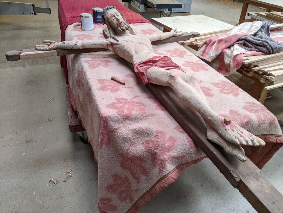 statue : Christ en croix