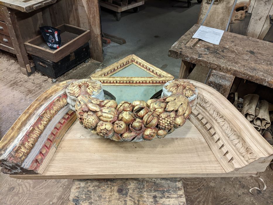 retable de l’autel de Notre-Dame de Pitié, détail du fronton
