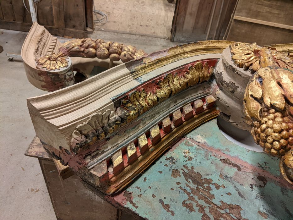 retable de l’autel de Notre-Dame de Pitié, détail du fronton