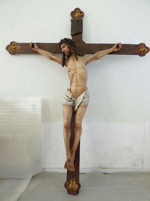 Statue : Christ en croix