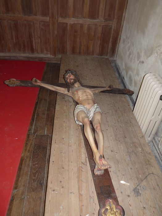 statue : Christ en croix