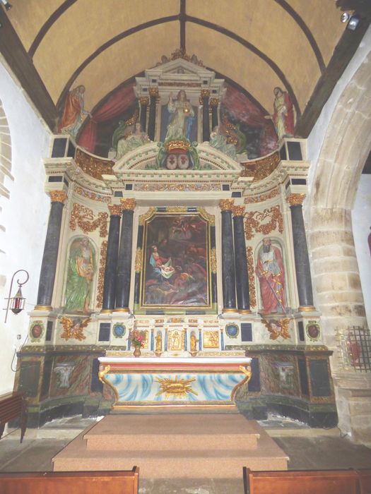 Retable du maître-autel et cinq statues : Saint Pierre, Saint Paul, Christ au globe, Vierge et Christ