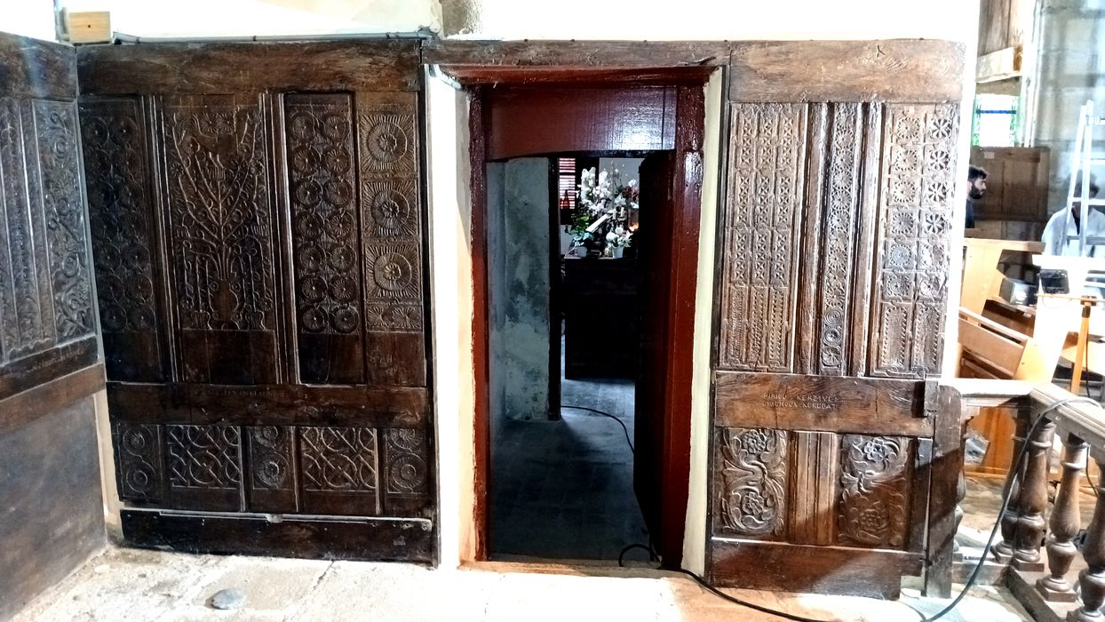 lambris de revêtement provenant de coffres à grains des fermes avoisinantes, vue partielle