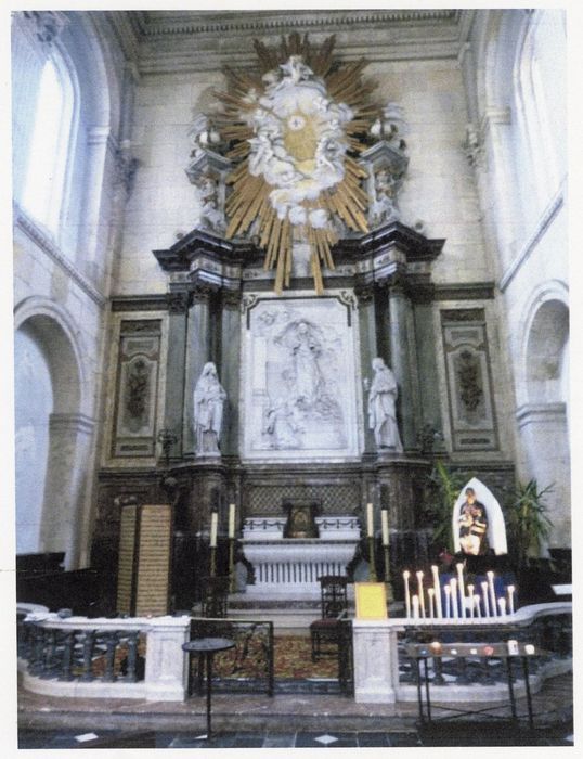 Autel du Sacré-Coeur, retable, bas-relief : Apparition du Christ à Marguerite Marie Alacocque et deux statues : Vierge et Saint Jean