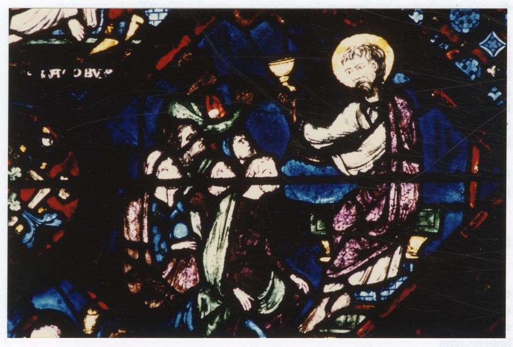 verrière n°5 (saint Jacques le Majeur), détail du panneau 16 (saint Jacques prêche un calice à la main)