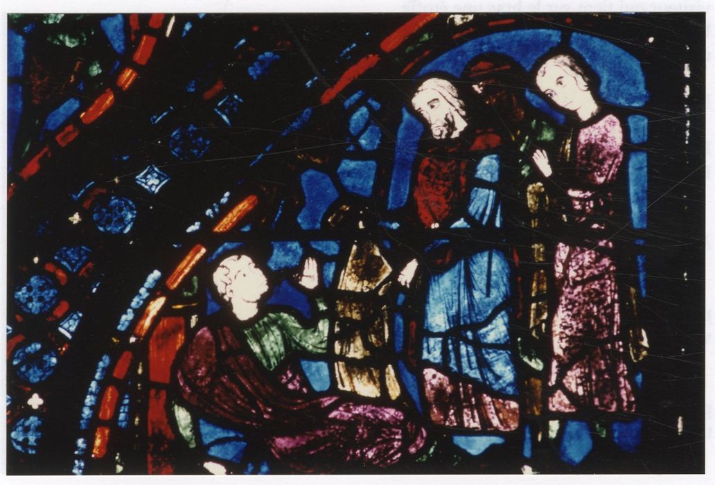 verrière n°5 (saint Jacques le Majeur), détail du panneau 30 (des hommes appliquent sur Philétus la chemise donnée par saint Jacques)