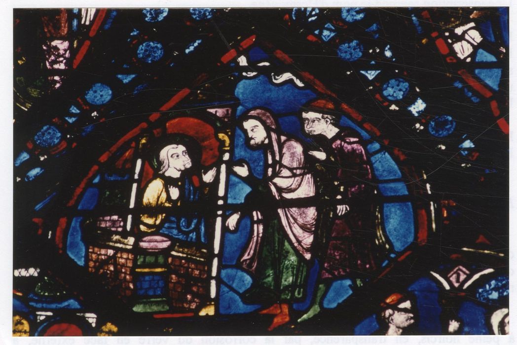 verrière n°5 (saint Jacques le Majeur), détail du panneau 61 (saint Jacques parle à deux personnes depuis la prison)