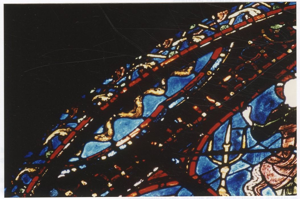 verrière n°5 (saint Jacques le Majeur), détail du panneau 85 (panneau d’amortissement)