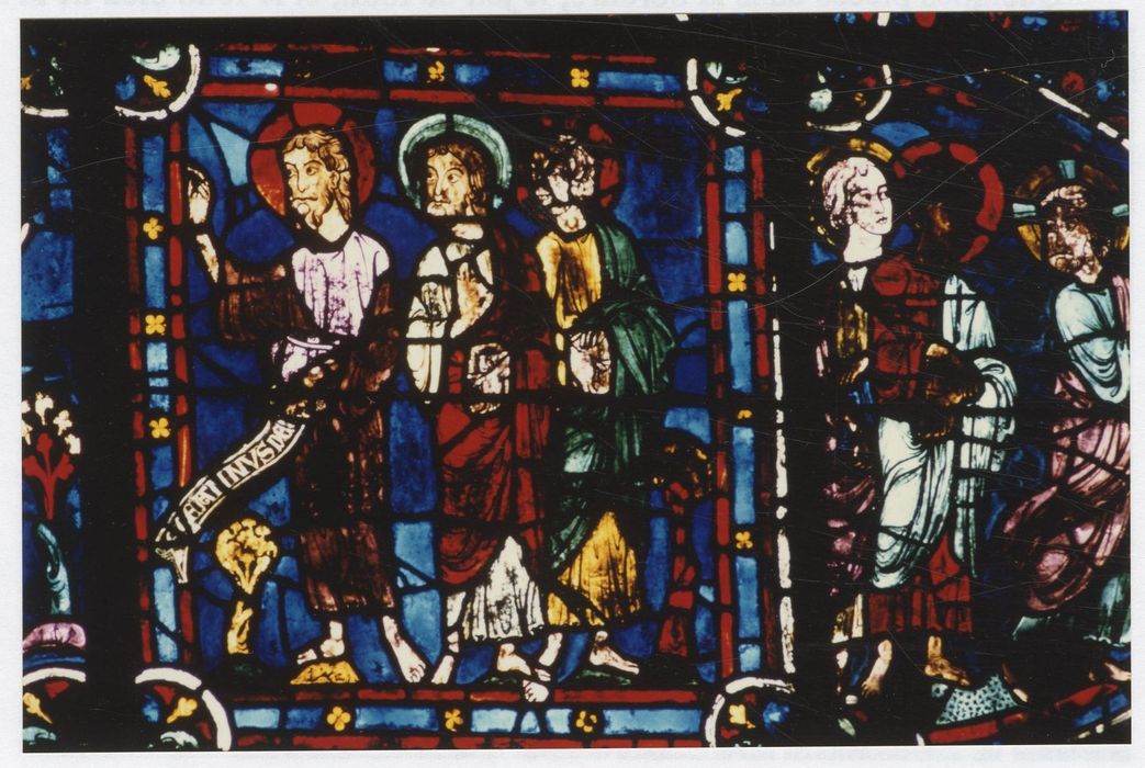 verrière n°0 (verrière des apôtres), détail du panneau 5 (Jean-Baptiste désigne le Christ à deux apôtres)