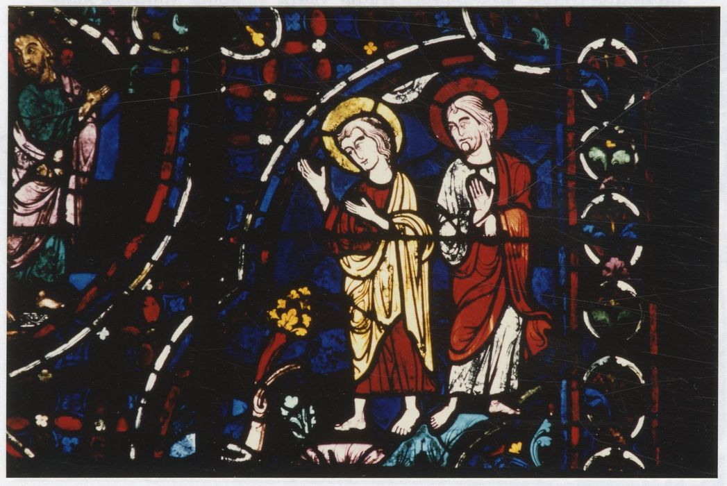 22 verrières figurées : l'histoire des apôtres, l'histoire des saints Simon et Jude, l'histoire de saint André, l'histoire de saint Paul, l'histoire de saint Jacques le Majeur, l'histoire de Charlemagne, l'histoire de saint Silvestre, l'histoire de saint Théodore, l'histoire de saint Vincent, l'histoire de saint Pantaléon, l'histoire de saint Remi, l'histoire de saint Etienne, l'histoire de saint Nicolas, l'histoire de saint Chéron, histoire de sainte Marguerite (l'), histoire de sainte Catherine (l'), histoire des saints Savinien et Potentien (l'), histoire de saint Thomas Becket (l'), histoire de saint Martin (l'), histoire de saint Julien l'Hospitalier (l'), histoire de saint Thomas (l'), zodiaque et travaux des mois (le), Notre-Dame de la belle verrière, scènes de la vie du Christ, histoire de saint Antoine ermite (l'), histoire de saint Paul ermite (baies 0, 1, 2, 4, 5, 7 à 9, 11 à 18, 20, 21, 23, 28 à 30)