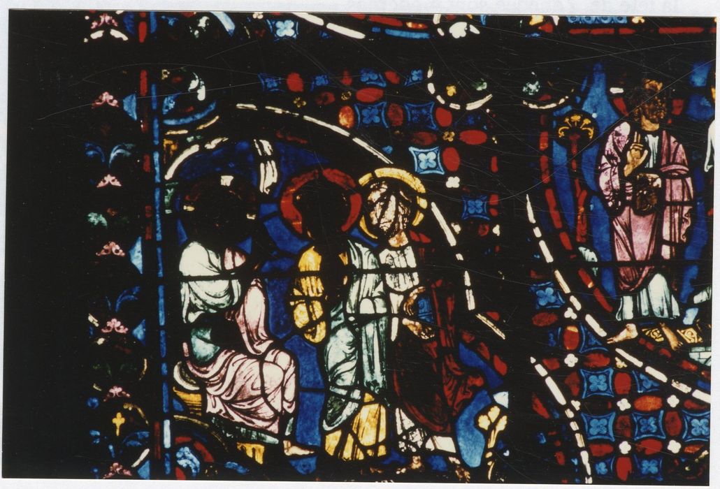 verrière n°0 (verrière des apôtres), détail du panneau 19 (le Christ assis parle à deux apôtres)