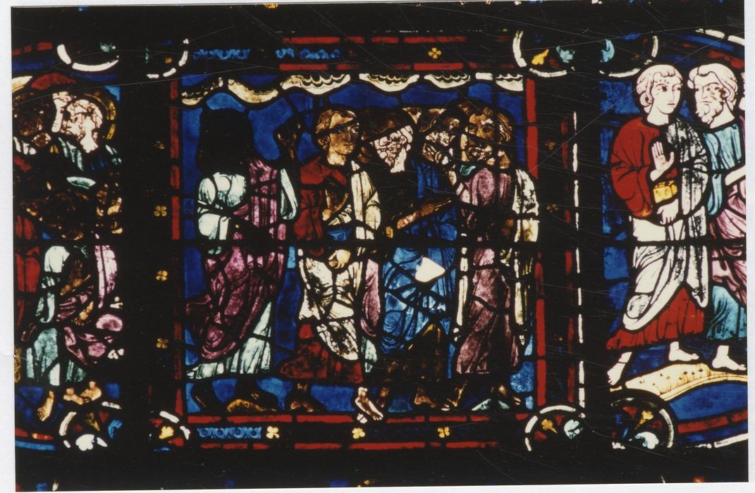 verrière n°0 (verrière des apôtres), détail du panneau 23 (groupe d’hommes debout)