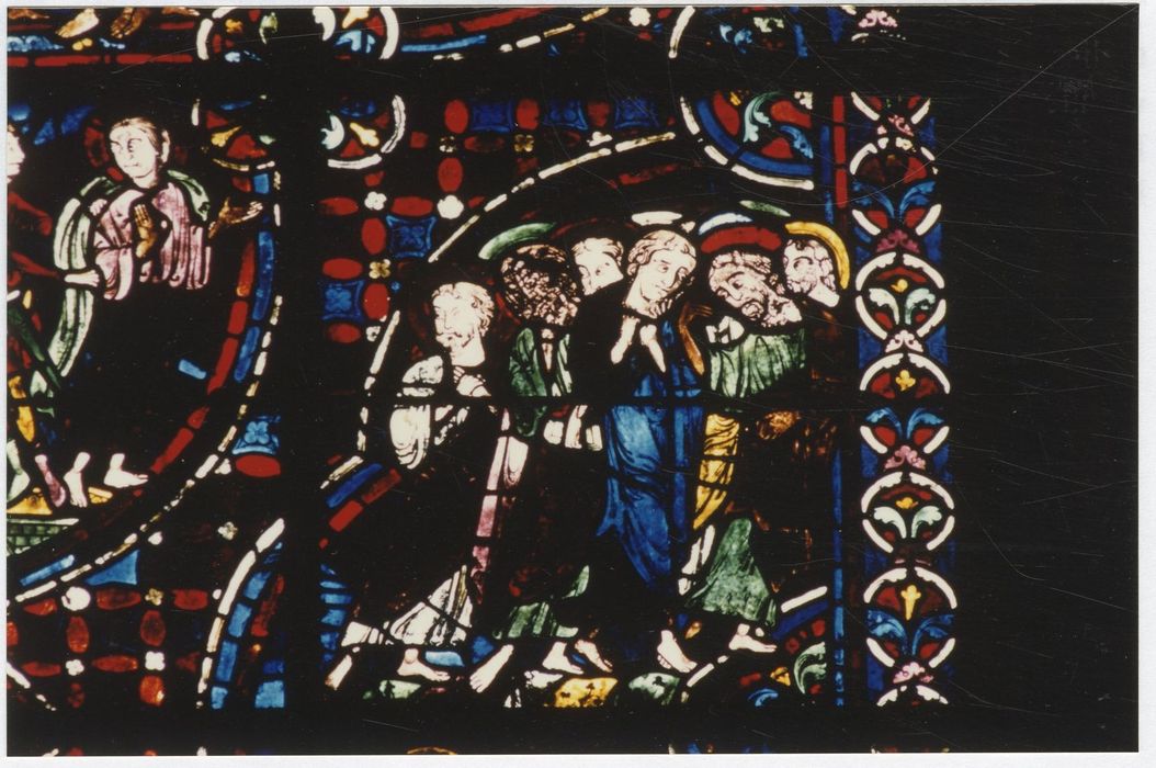 verrière n°0 (verrière des apôtres), détail du panneau 30 (les apôtres affligés s’en vont)