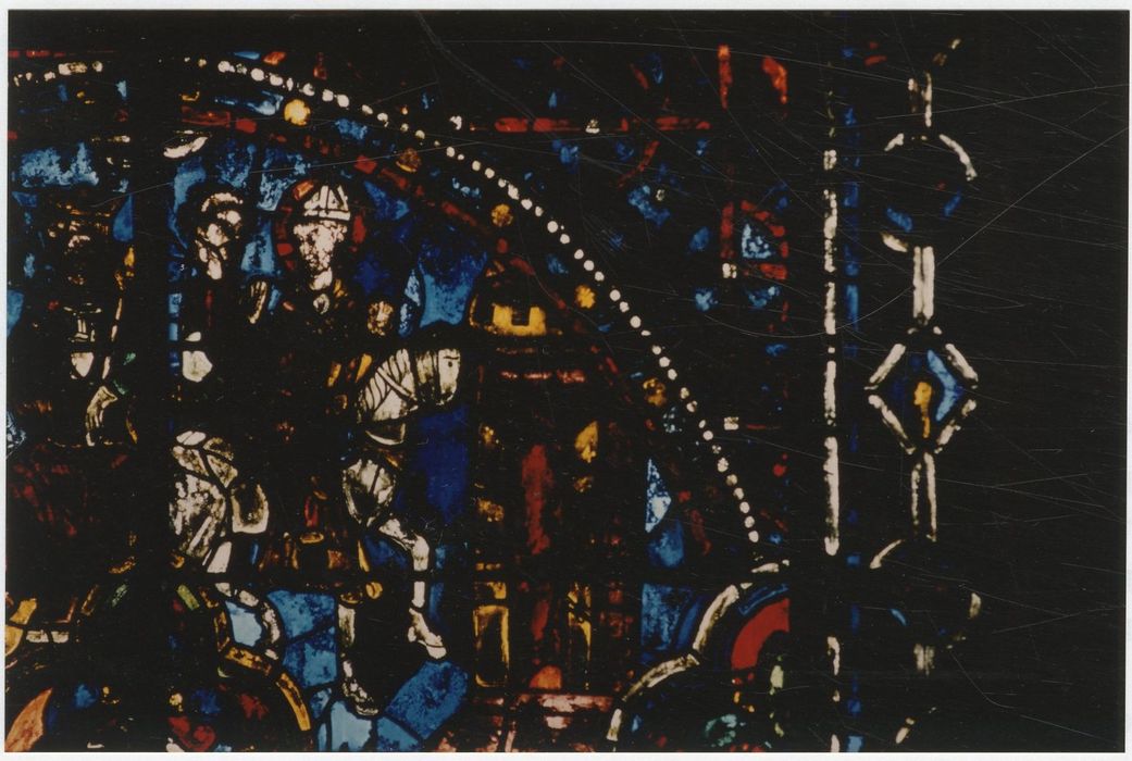 verrière n°18 (verrière de la vie de saint Thomas Becket), détail du panneau 7 (Thomas Becket arrive à cheval à la porte d’une ville)