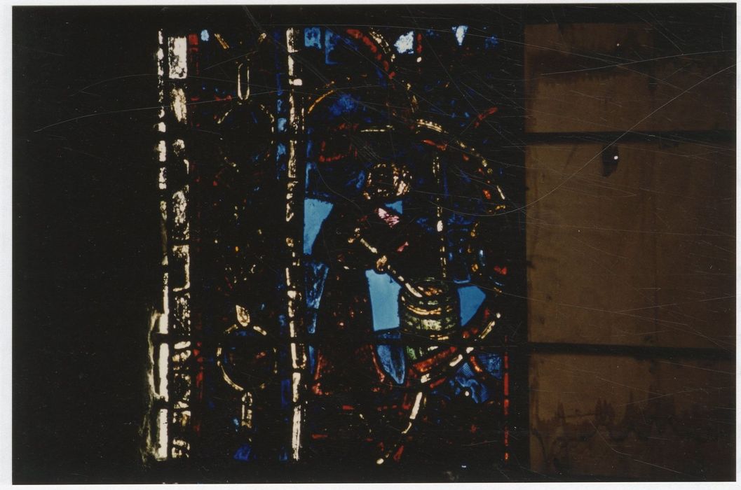 verrière n°18 (verrière de la vie de saint Thomas Becket), détail du panneau 9 (tanneur, donateur)