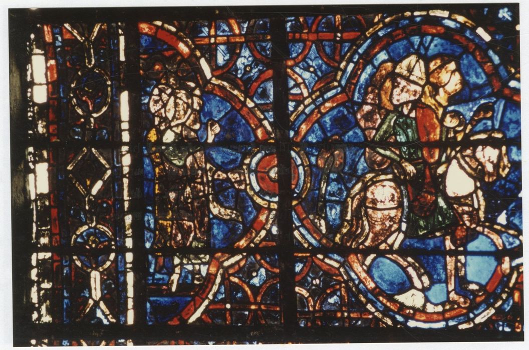 verrière n°18 (verrière de la vie de saint Thomas Becket), détail du panneau 21 (moine de l’abbaye de Pontigny)