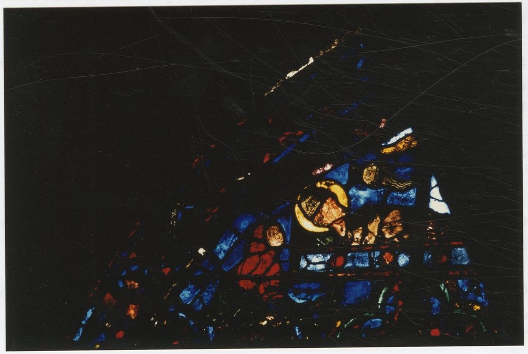 verrière n°18 (verrière de la vie de saint Thomas Becket), détail du panneau 43 (miracles posthumes auprès du tombeau de Thomas Becket)