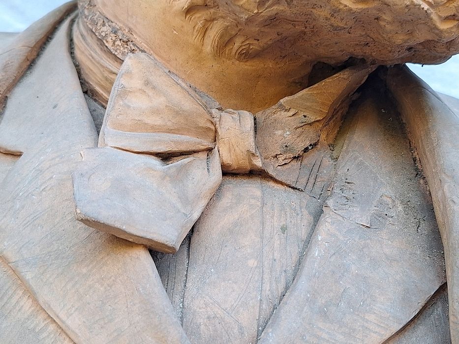 sculpture : portrait en buste de Gambetta, détail