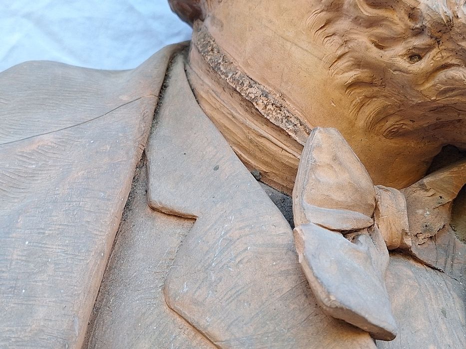 sculpture : portrait en buste de Gambetta, détail