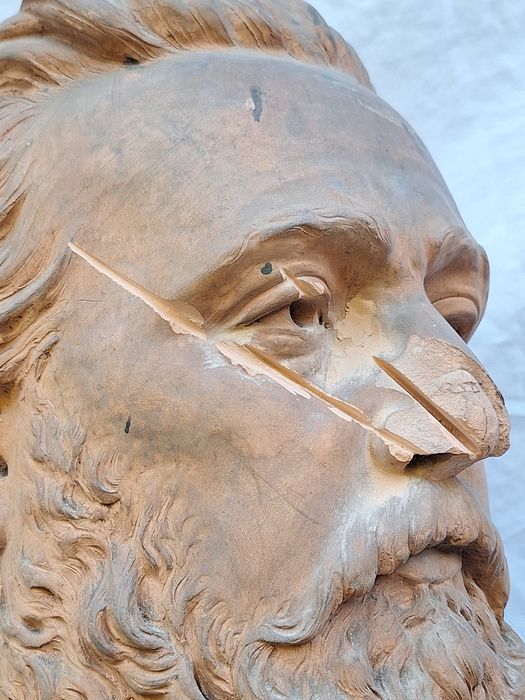 sculpture : portrait en buste de Gambetta, détail